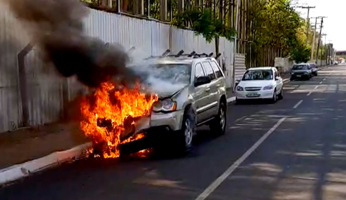 Carro pega fogo em frente ao Shopping Rio Poty